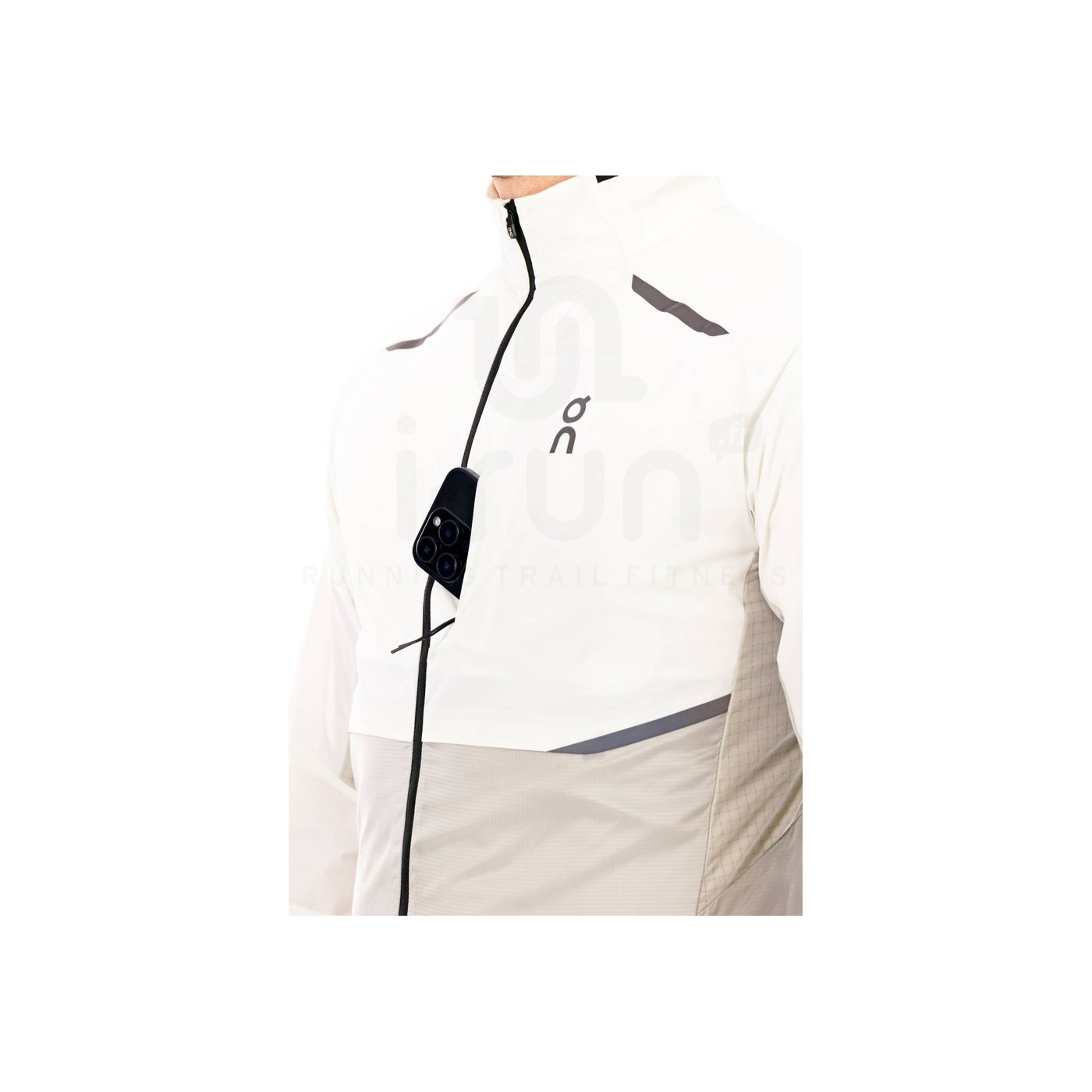 On Running Weather Jacket détail poche poitrine zippée