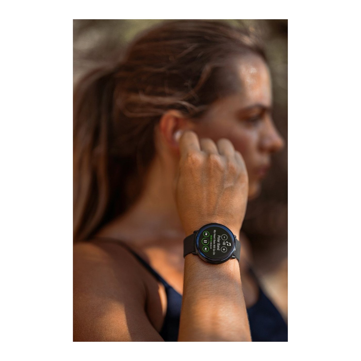 Polar Ignite 3 am Handgelenk im Freien getragen, Display zeigt die Audiosteuerung