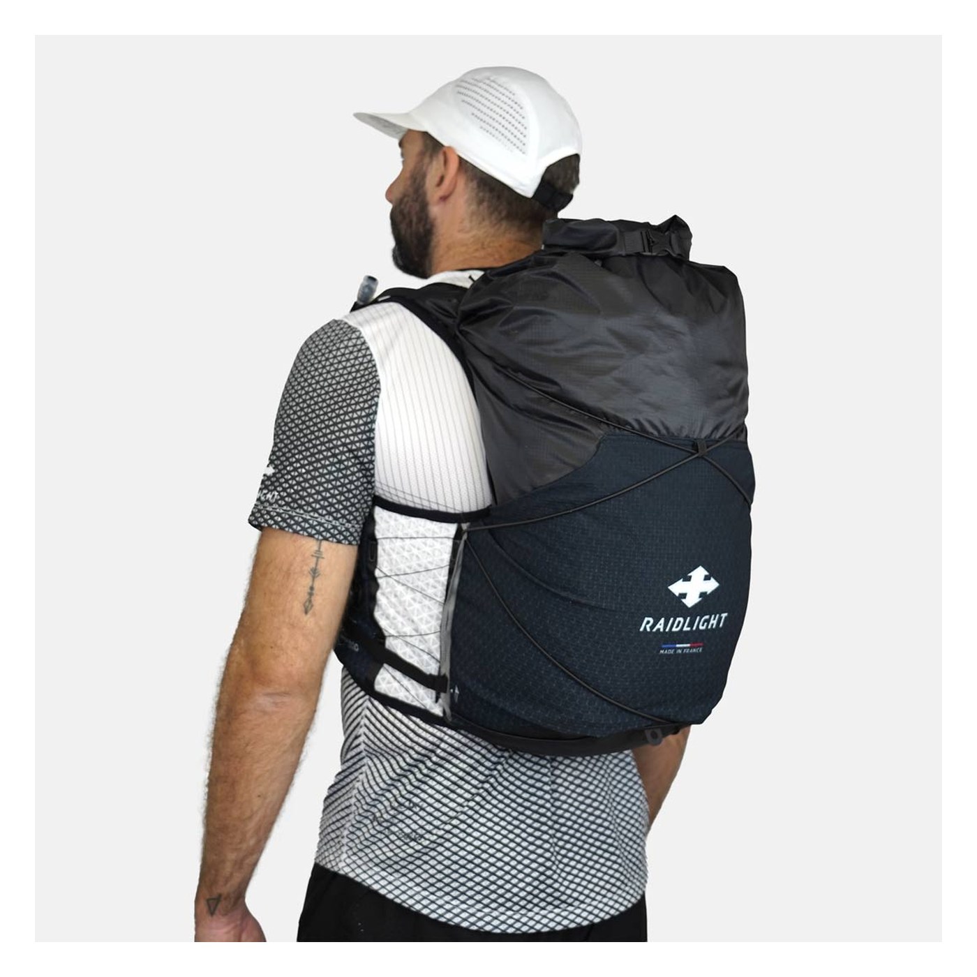 Raidlight Ultralight 24-30L porté de dos avec compartiment dorsal roll-top