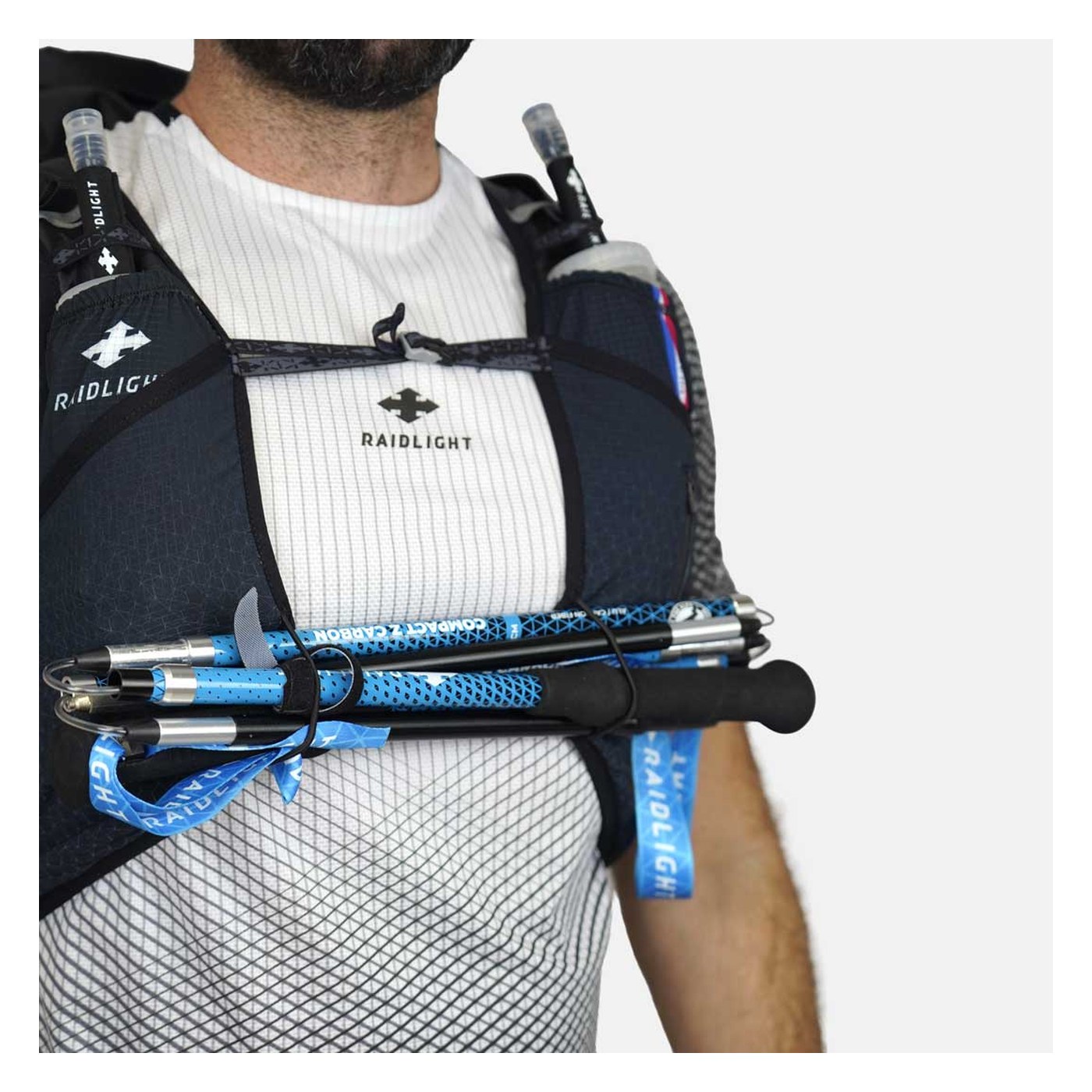 Détail du portage de bâtons sur le Raidlight Ultralight 24-30L