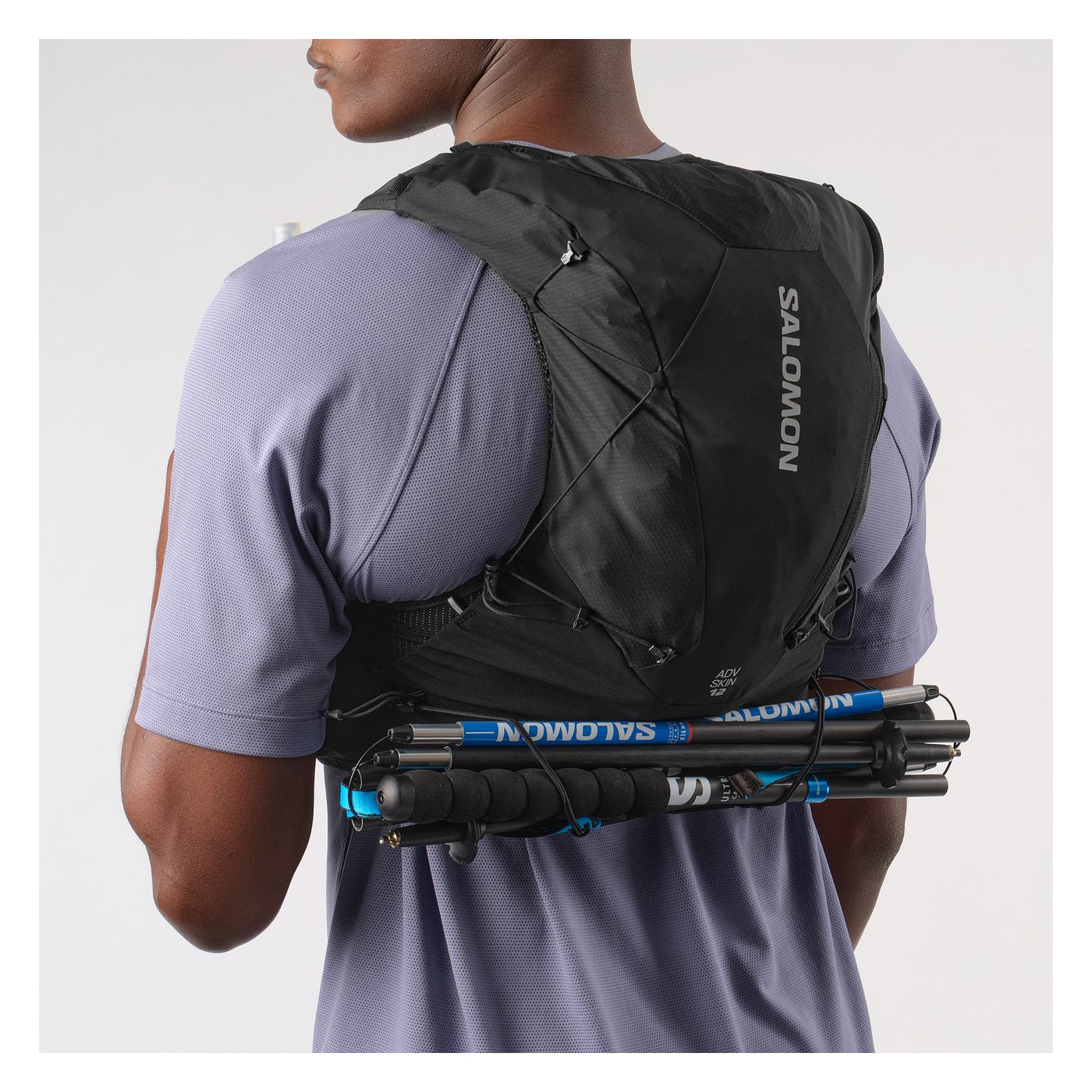 Salomon Adv Skin 12 porté de dos avec bâtons de trail compressés via Quick Pole
