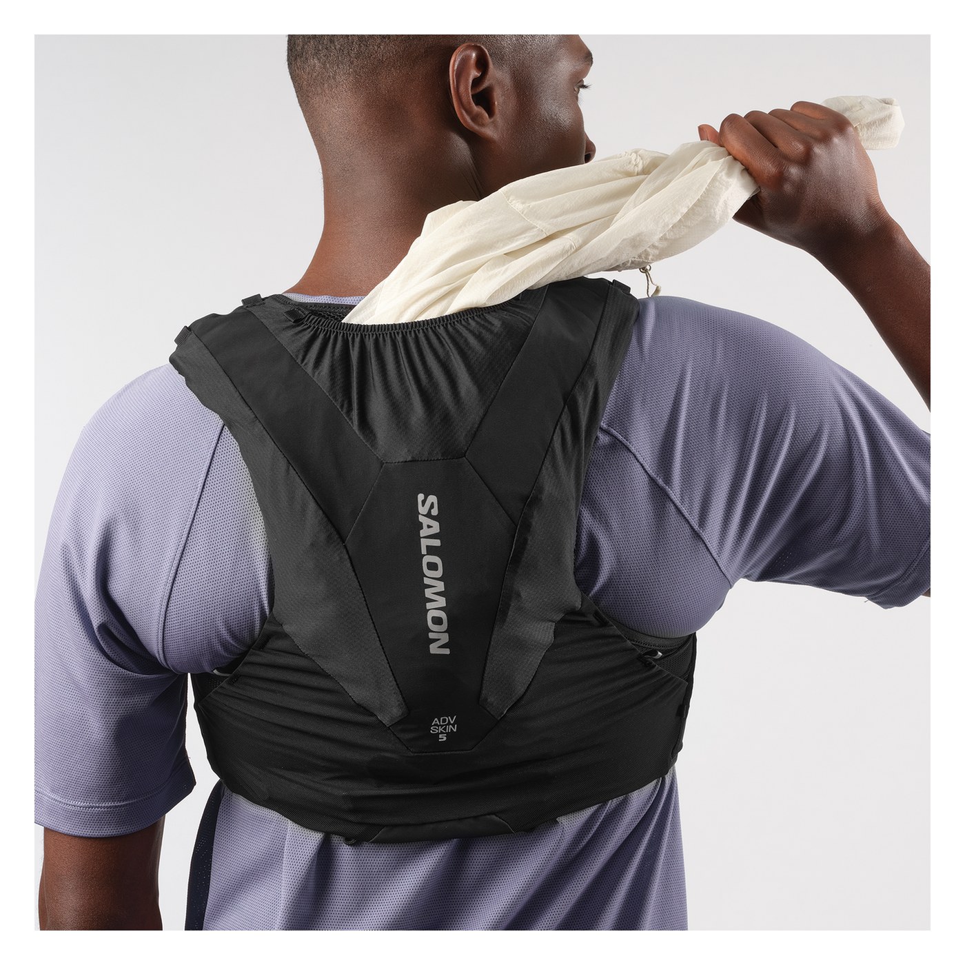 Salomon ADV Skin 5, poche arrière kangourou en utilisation