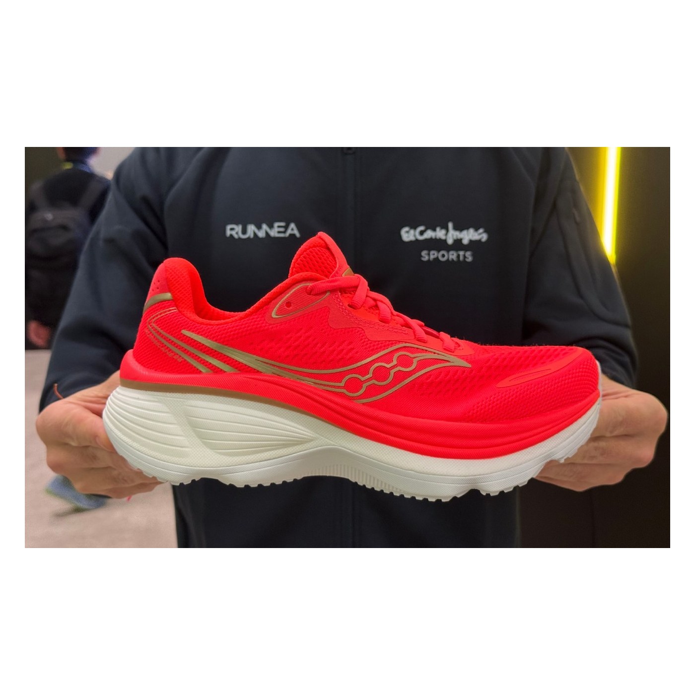 Saucony Hurricane 26 vue profil et éditorial