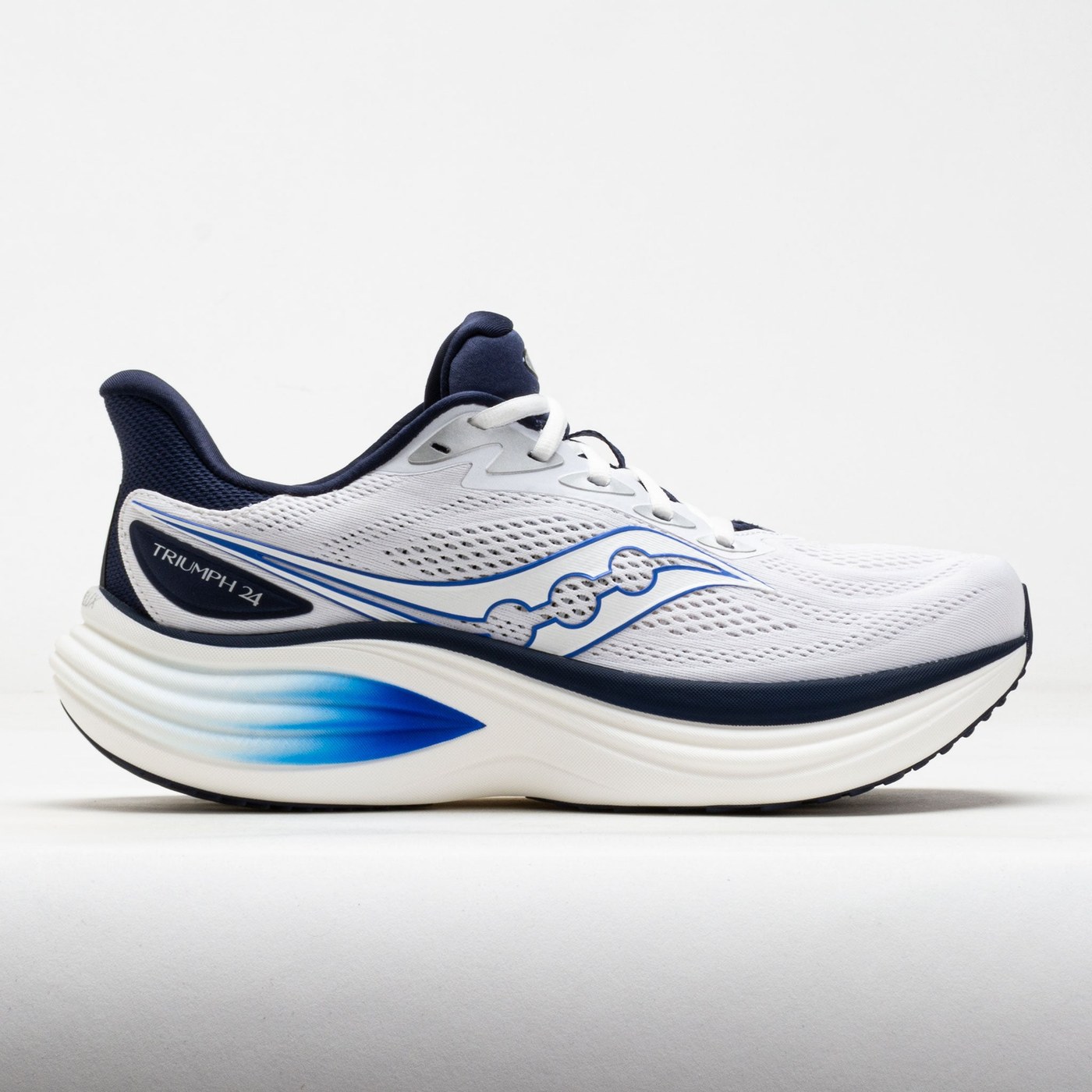 Saucony Triumph 24 : vue 3/4 avant avec le mesh blanc structuré et les accents navals sur le contrefort