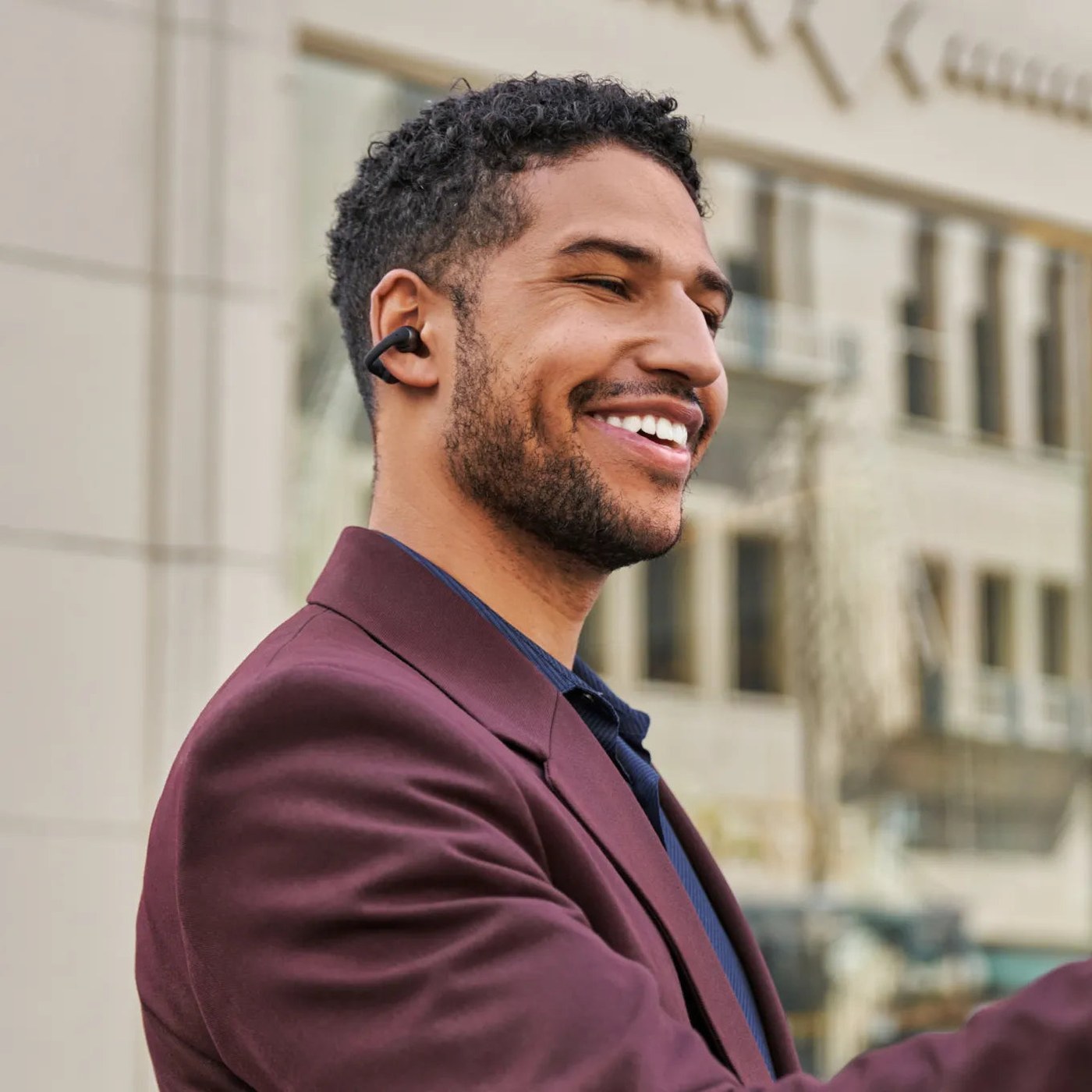 Shokz OpenDots One porté à l'oreille, vue de profil