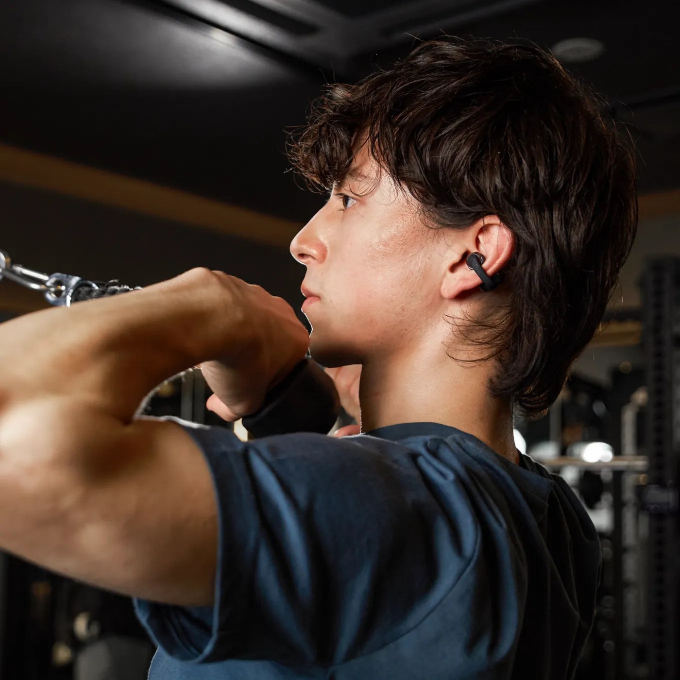 Shokz OpenDots One porté pendant une séance de sport en salle
