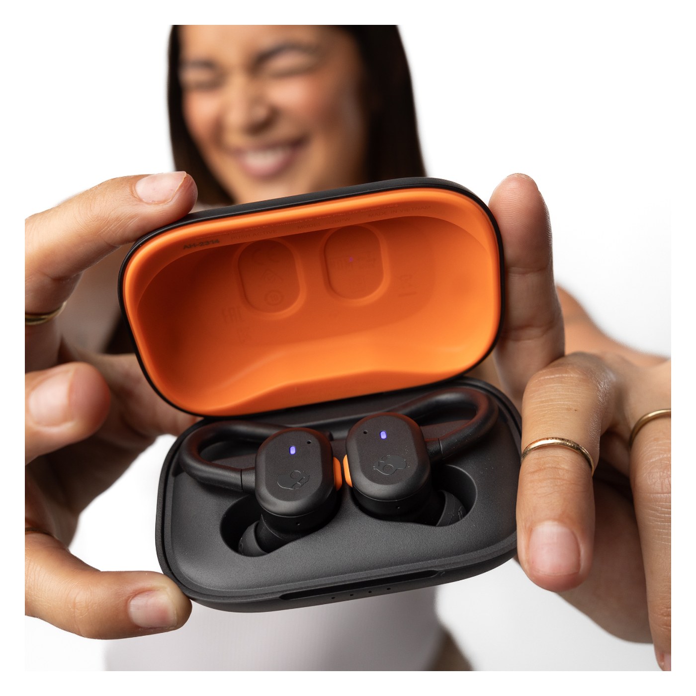 Skullcandy Push Active tenus en main, boitier ouvert