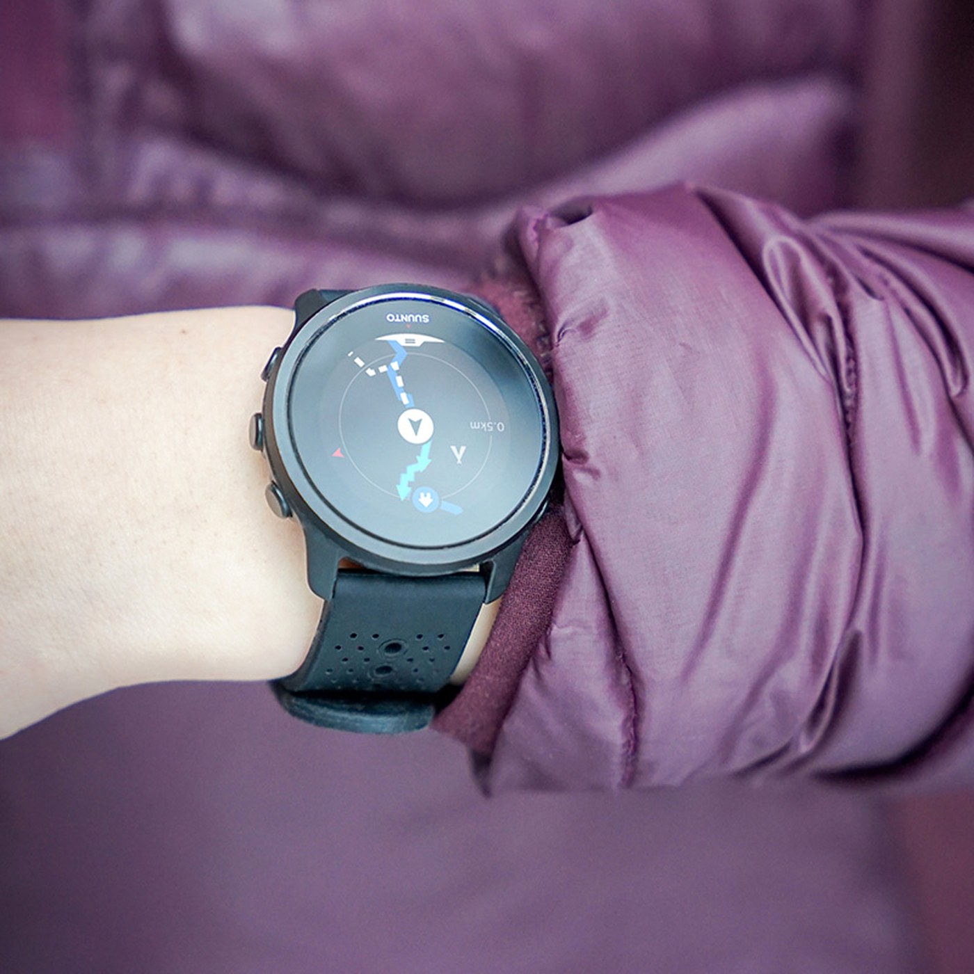 Suunto 5 Peak All Black portée au poignet en usage extérieur