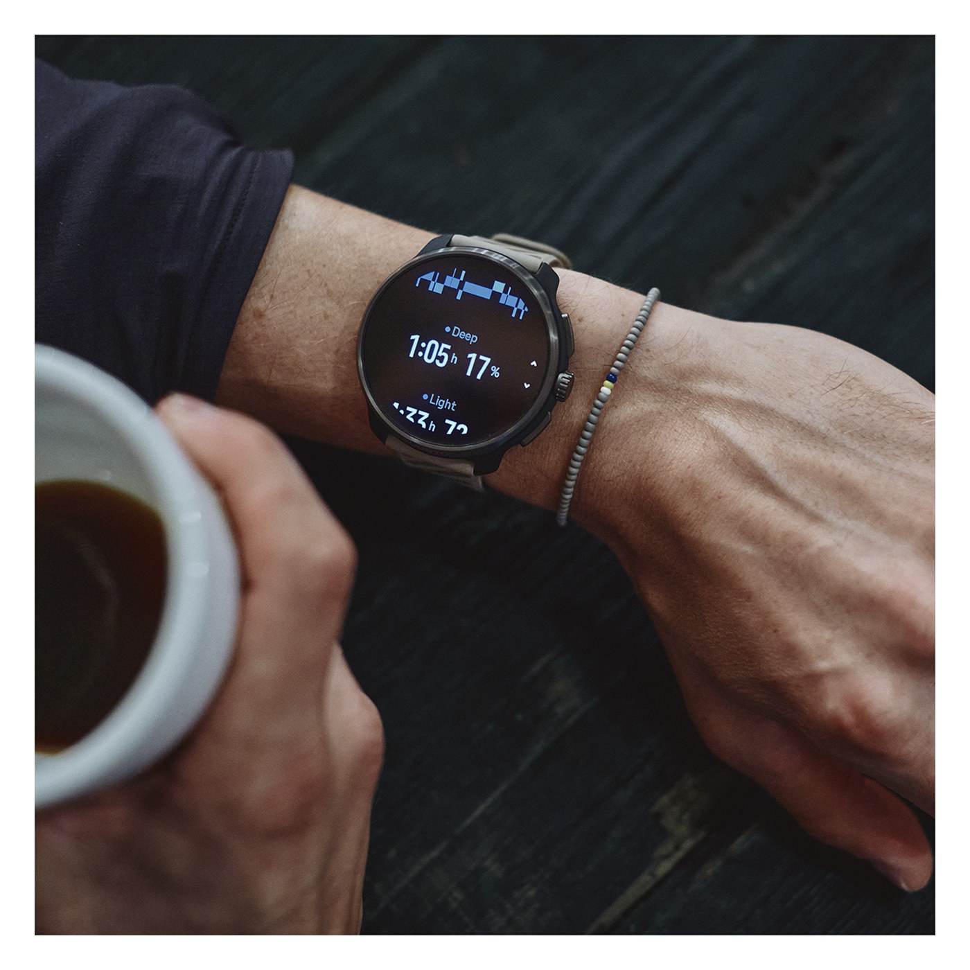 Suunto Race 2 Titanium Trail au poignet, écran sommeil Suunto Coach