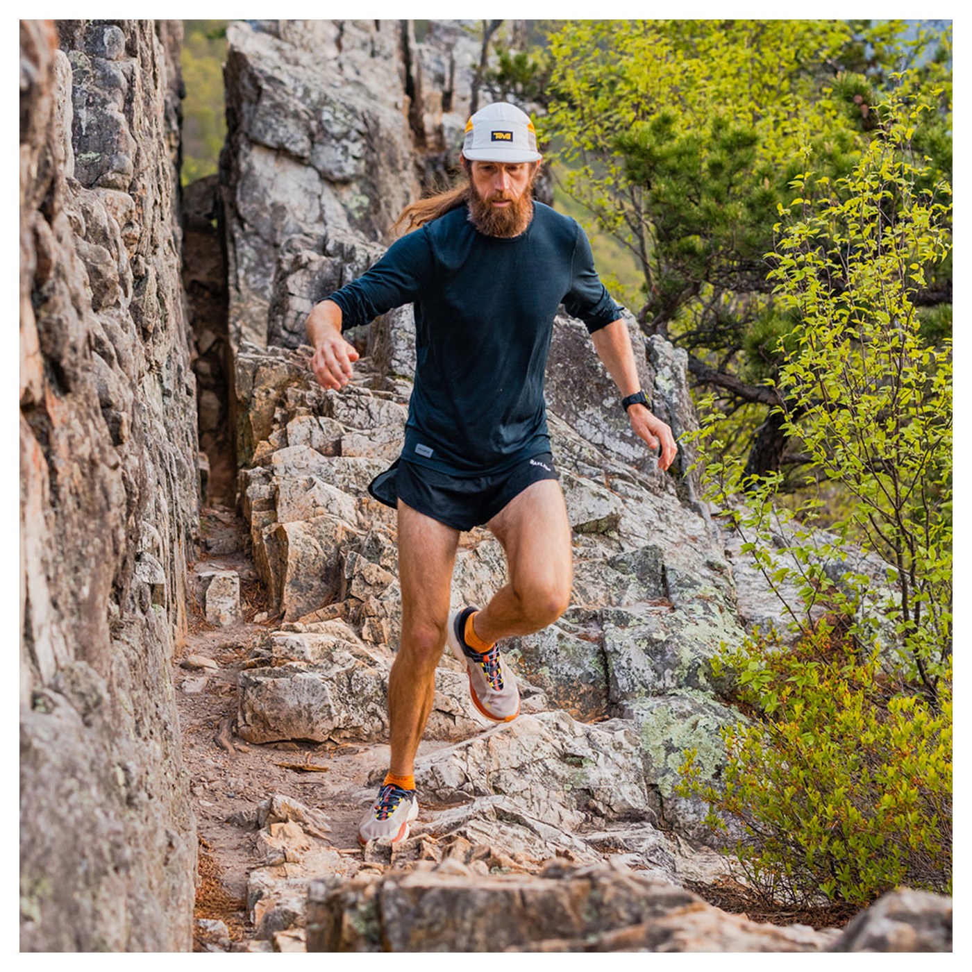 Coureuse portant la Teva Trailpeak sur un sentier de montagne au Colorado