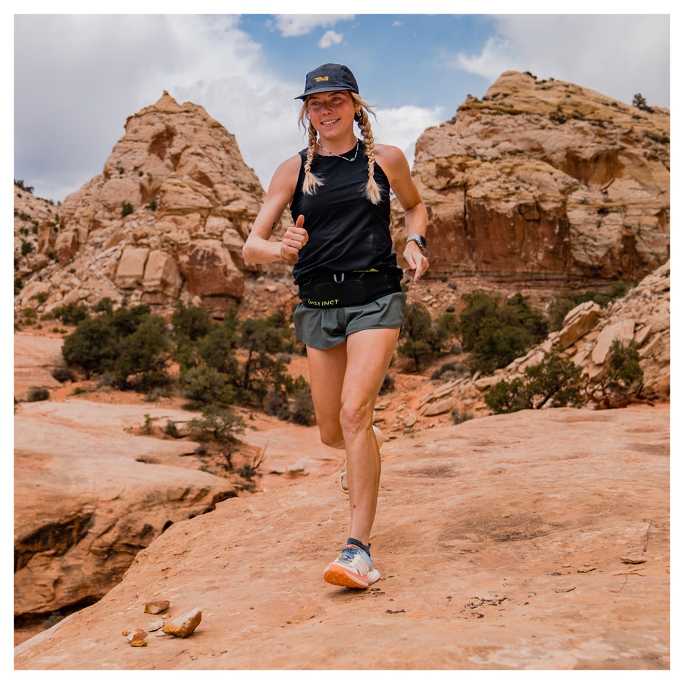 Coureur portant la Teva Trailpeak lors d'une descente sur sentier rocailleux