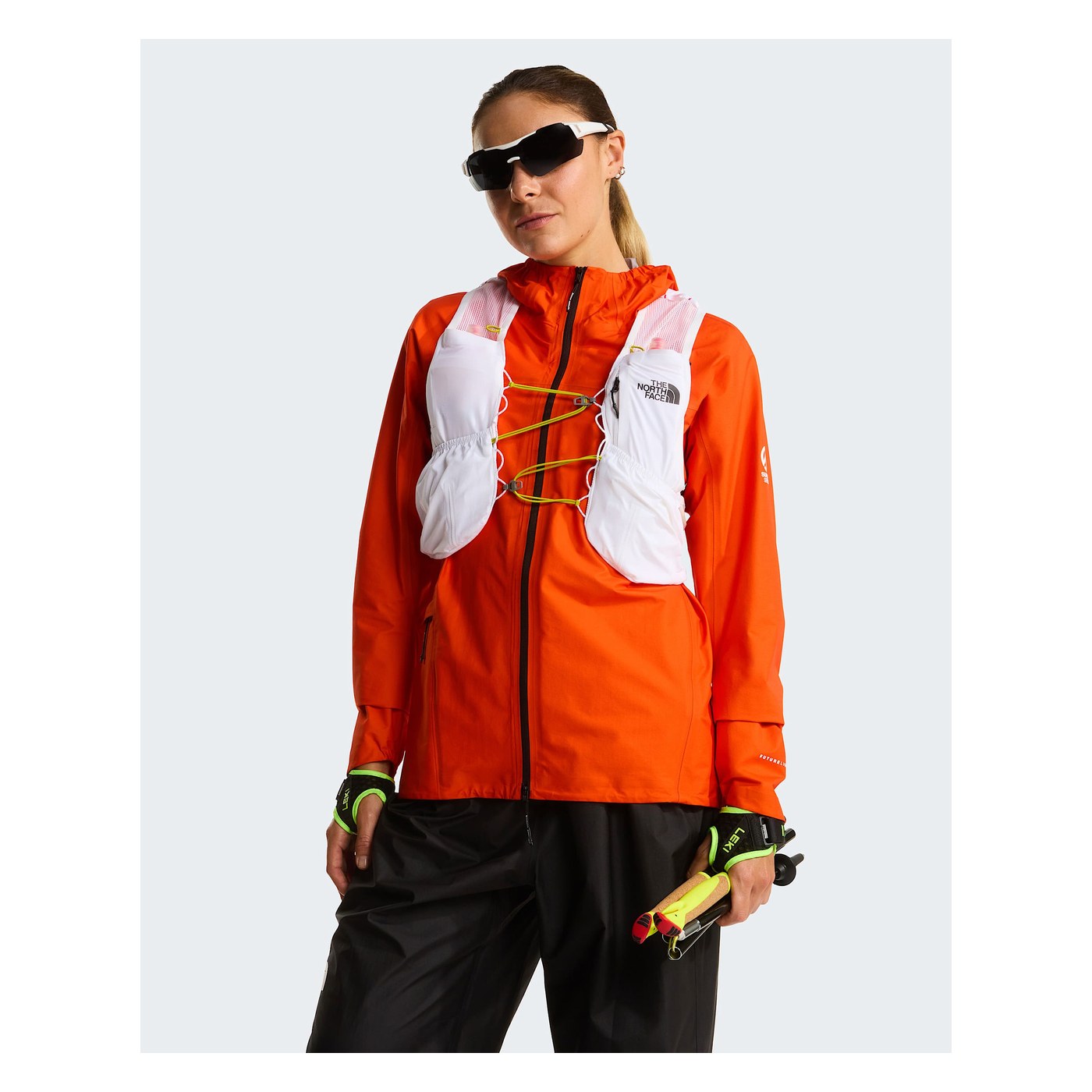 The North Face Summit Run 10L porté de face avec les deux flasques