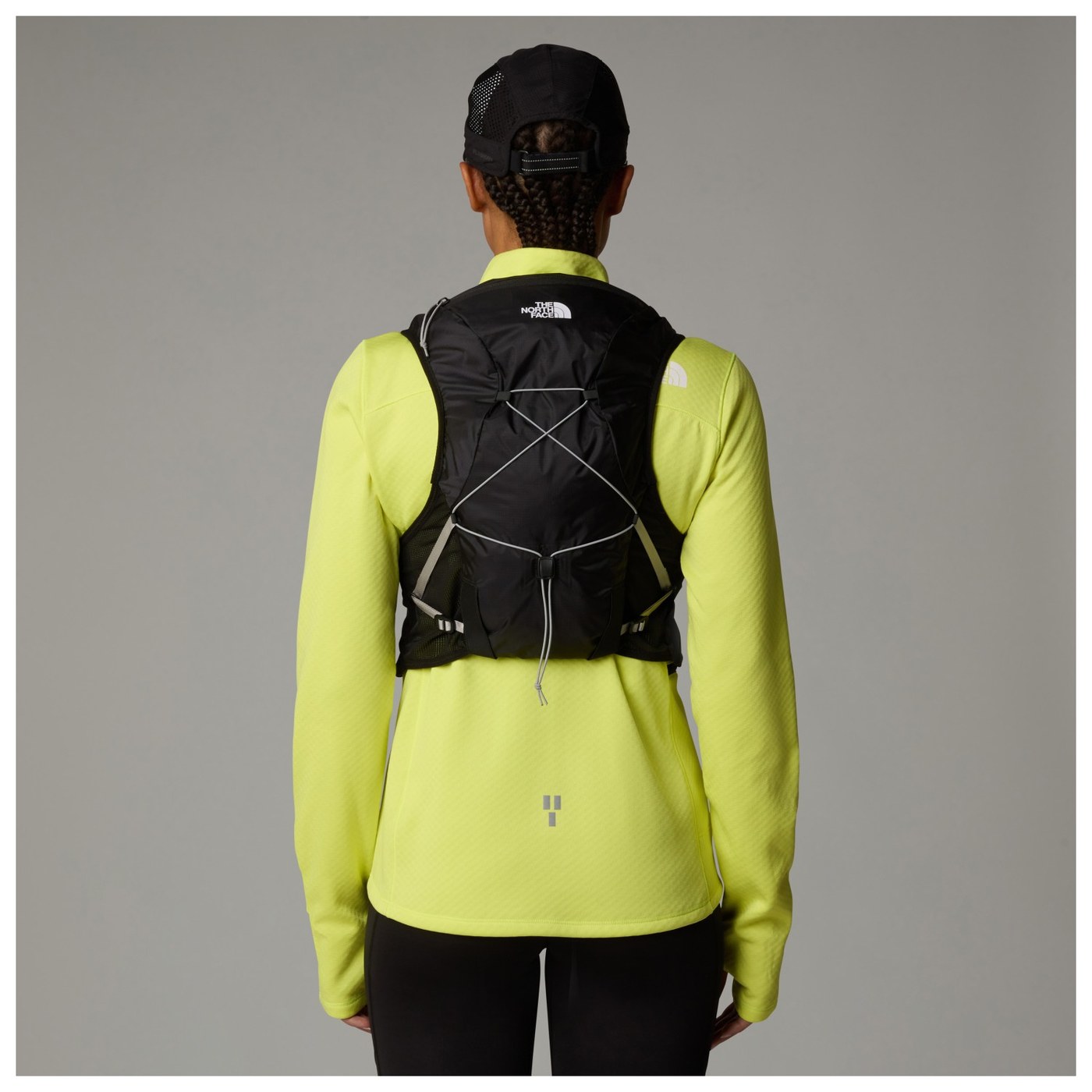 The North Face Sunriser Run Vest 8 porté de dos, montrant le système de compression croisé