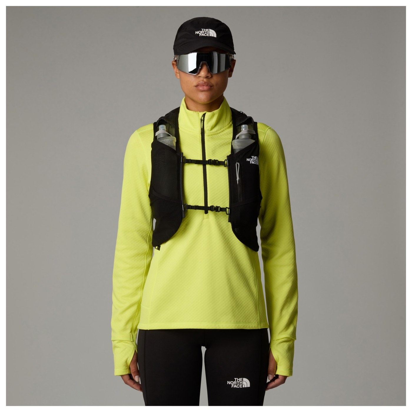 The North Face Sunriser Run Vest 8 porté de face, avec les deux flasques souples visibles