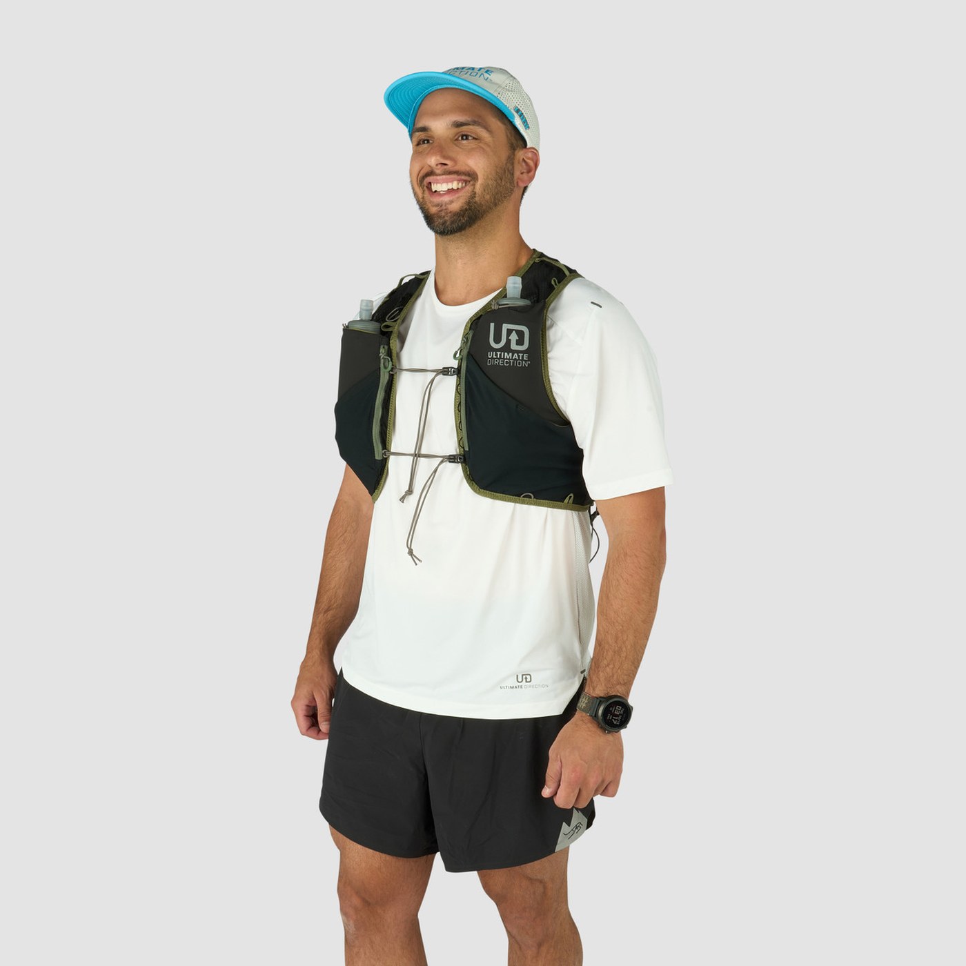 Ultimate Direction Race Vest 6L porté de face avec flasques avant