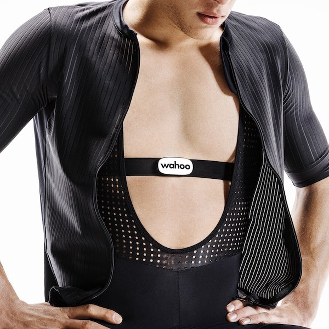Wahoo TRACKR Heart Rate portée sous une veste de cyclisme
