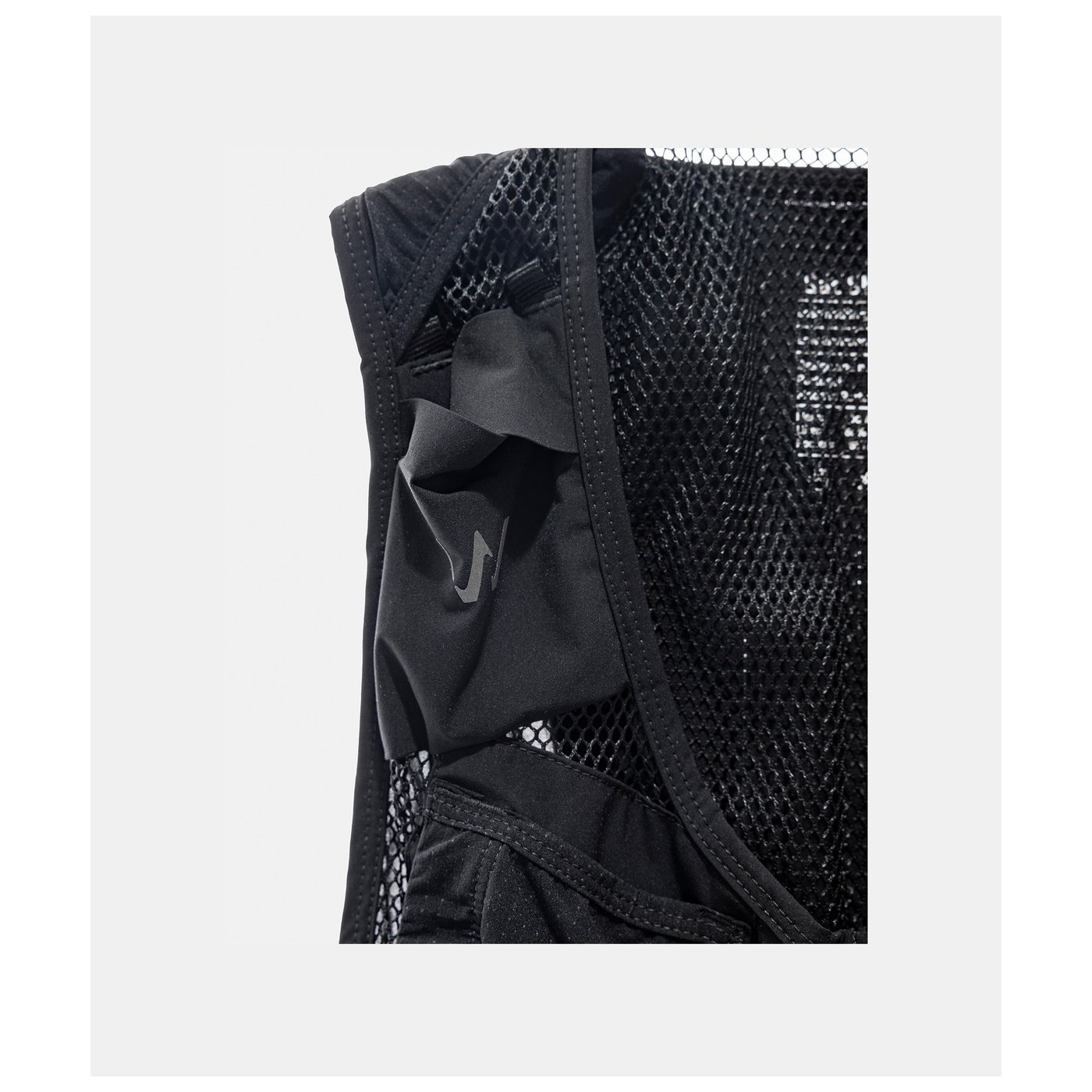 Détail de la poche avant et du système de flasques du Wise Sherpa Max